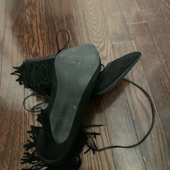 Revamped Faux Suede Chic Flattering Lace Up Fringe Pump - Picture 3 of 8